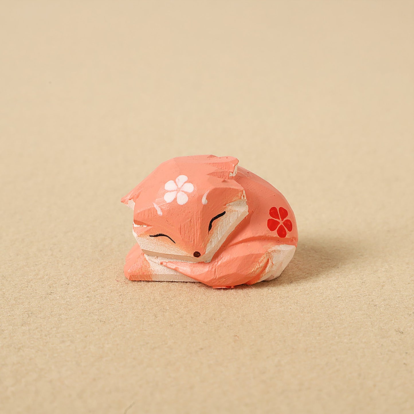 【キツネの置物|キツネのバッグチャーム】 ナチュラル 可愛い 手作り 木彫り 置物 狐グッズ バッグチャーム 癒し 厄除け オブジェ ストラップ 小さい 玄関 風水 引越し祝い 贈り物 プレゼント 幸運 お守りストラップ ミニチュア 木製雑貨 - RabbPig