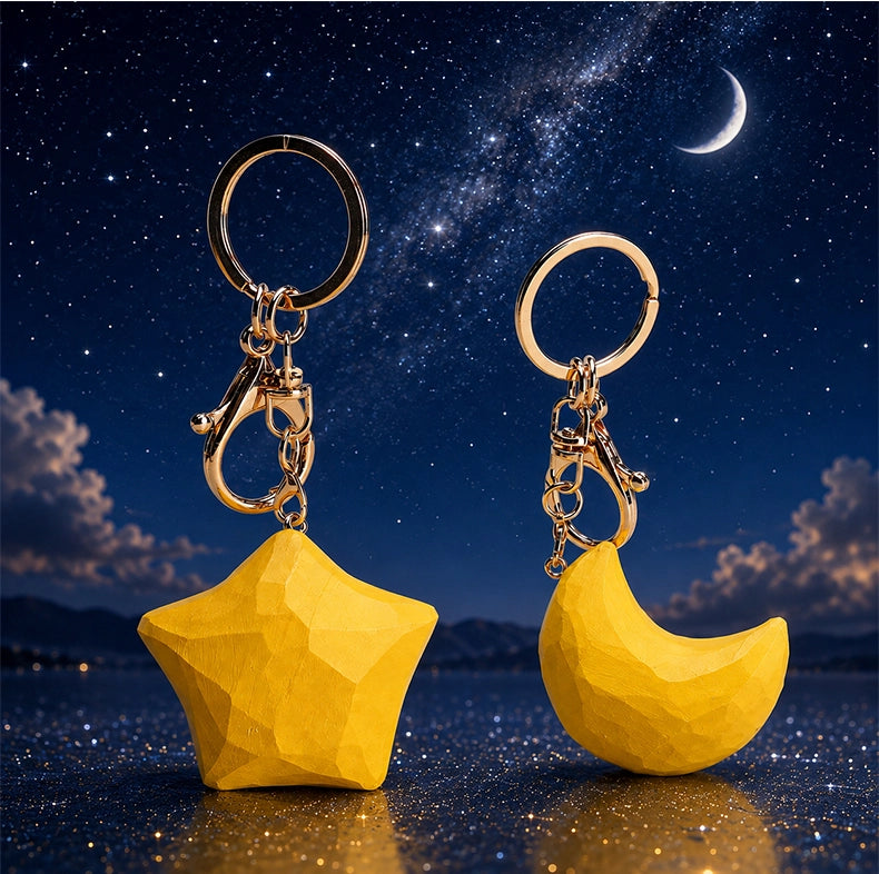 【名入れ｜2点セット｜ラッピング付き】木製 星 月 キーホルダー  名入れ無料 可愛い 星と月 バッグチャーム ペア 彼女/友達への贈り物 木彫り 誕生日プレゼント ミニチュア 癒し