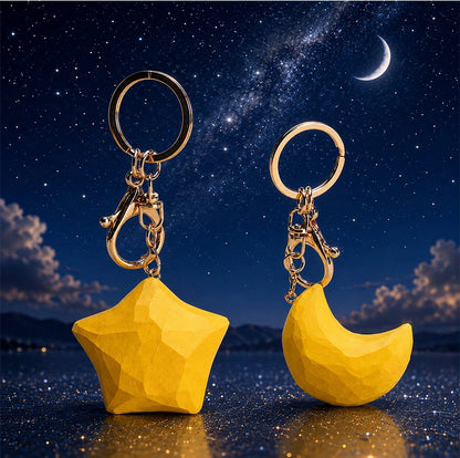 【名入れ｜2点セット｜ラッピング付き】木製 星 月 キーホルダー  名入れ無料 可愛い 星と月 バッグチャーム ペア 彼女/友達への贈り物 木彫り 誕生日プレゼント ミニチュア 癒し