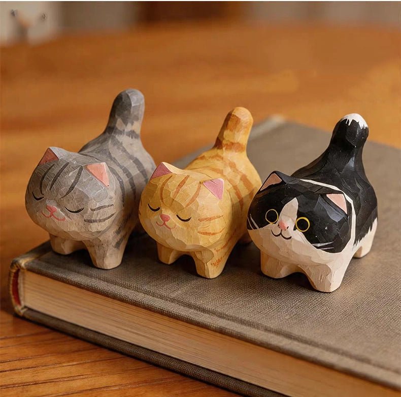 【名入れ｜2点・３点セット｜ラッピング付き】ミニチュア 猫 可愛い 手作り 木彫り 置物 癒し 厄除け 猫グッズ オブジェ 小さい 玄関 風水 引越し祝い 贈り物 プレゼント 幸運 木製 雑貨 - RabbPig