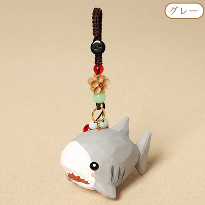 【2個でお得！組み合わせ自由】【サメの置物｜サメのバッグチャーム】 ナチュラル 可愛い 手作り 木彫り 置物 サメグッズ バッグチャーム 癒し 厄除け オブジェ ストラップ 小さい 玄関 風水 引越し祝い 贈り物 プレゼント 幸運 お守りストラップ ミニチュア 木製雑貨 - RabbPig