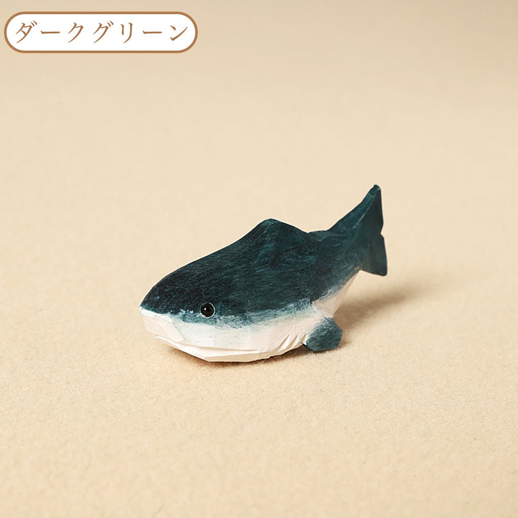 【2個でお得！組み合わせ自由】【サメの置物｜サメのバッグチャーム】 ナチュラル 可愛い 手作り 木彫り 置物 サメグッズ バッグチャーム 癒し 厄除け オブジェ ストラップ 小さい 玄関 風水 引越し祝い 贈り物 プレゼント 幸運 お守りストラップ ミニチュア 木製雑貨 - RabbPig