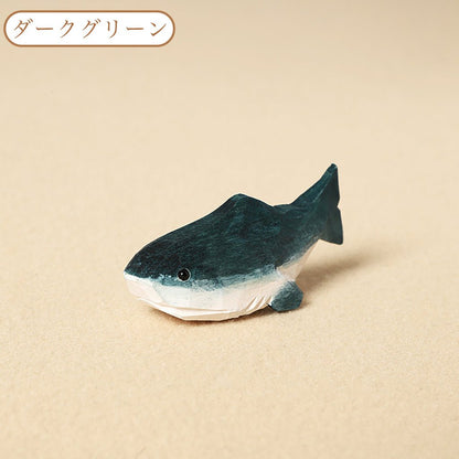 【2個でお得！組み合わせ自由】【サメの置物｜サメのバッグチャーム】 ナチュラル 可愛い 手作り 木彫り 置物 サメグッズ バッグチャーム 癒し 厄除け オブジェ ストラップ 小さい 玄関 風水 引越し祝い 贈り物 プレゼント 幸運 お守りストラップ ミニチュア 木製雑貨 - RabbPig