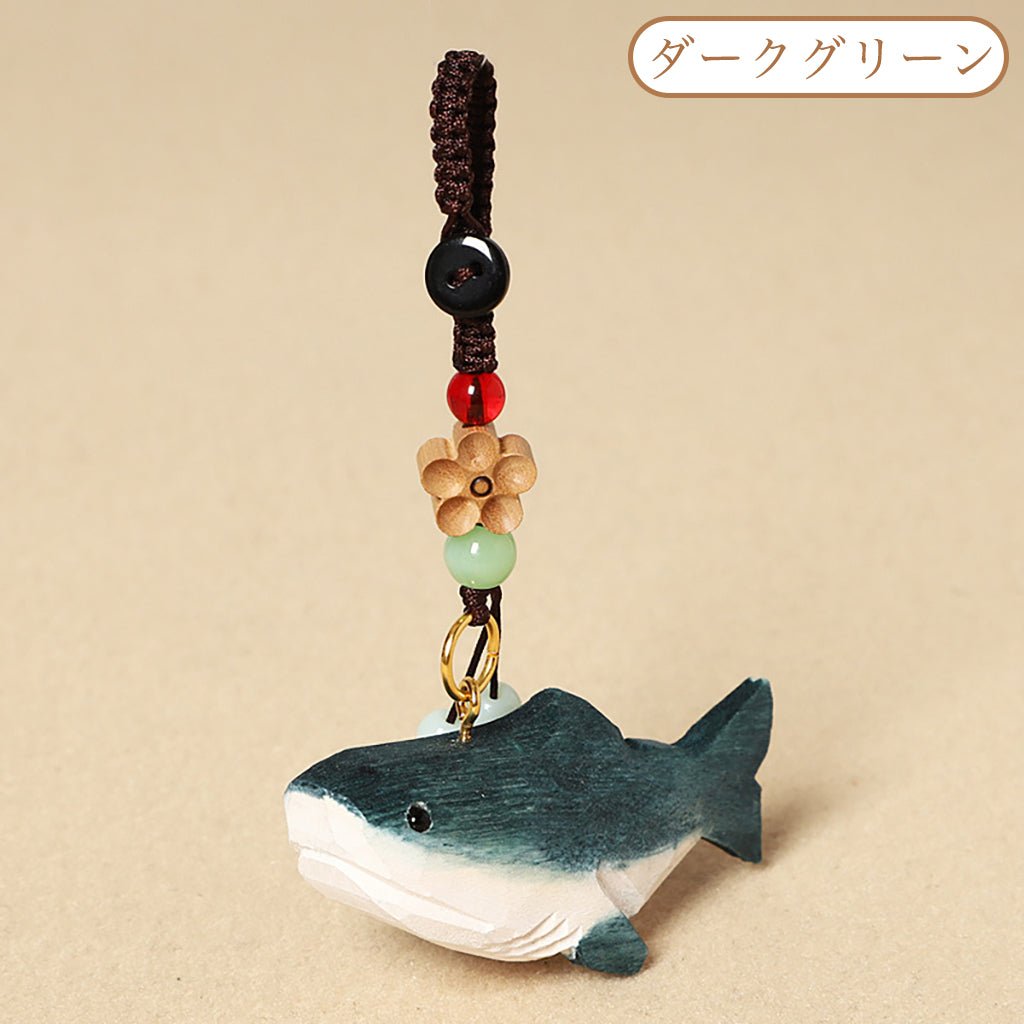 【2個でお得！組み合わせ自由】【サメの置物｜サメのバッグチャーム】 ナチュラル 可愛い 手作り 木彫り 置物 サメグッズ バッグチャーム 癒し 厄除け オブジェ ストラップ 小さい 玄関 風水 引越し祝い 贈り物 プレゼント 幸運 お守りストラップ ミニチュア 木製雑貨 - RabbPig