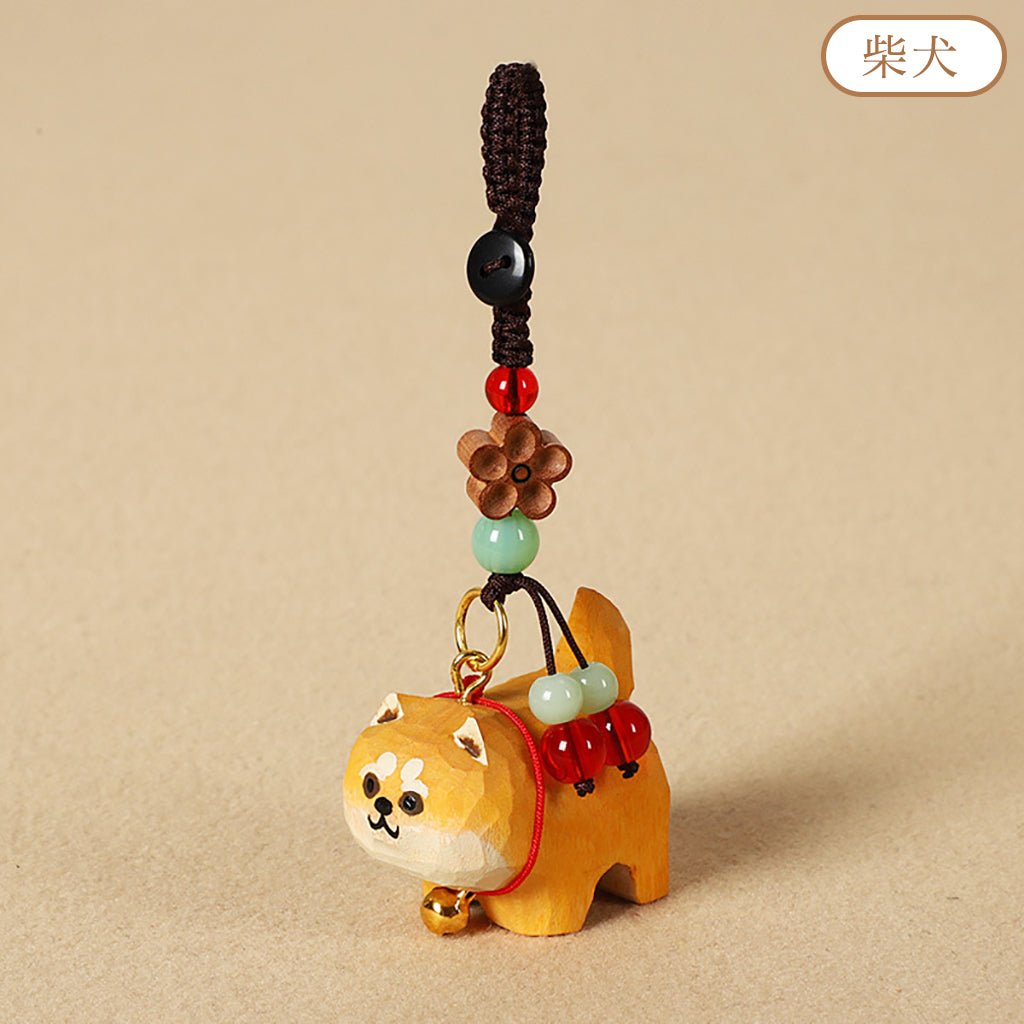 【2個でお得！】【犬の置物｜バッグチャーム】 ミニチュア 可愛い 犬 木彫り ナチュラル 犬グッズ 置物 癒し 厄除け オブジェ ストラップ 小さい 玄関 風水 引越し祝い 贈り物 プレゼント 幸運 お守りストラップ 木製雑貨 - RabbPig