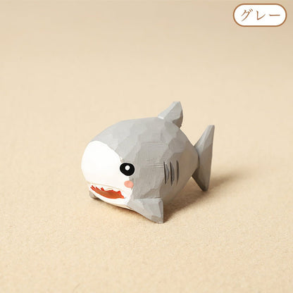 【2個でお得！組み合わせ自由】【サメの置物｜サメのバッグチャーム】 ナチュラル 可愛い 手作り 木彫り 置物 サメグッズ バッグチャーム 癒し 厄除け オブジェ ストラップ 小さい 玄関 風水 引越し祝い 贈り物 プレゼント 幸運 お守りストラップ ミニチュア 木製雑貨 - RabbPig