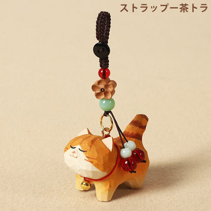【2個でお得】【置物｜バッグチャーム】 ミニチュア 猫 木製 可愛い 手作り 木彫り 猫グッズ 置物 バッグチャーム 癒し 厄除け オブジェ ストラップ 小さい 玄関 風水 引越し祝い 贈り物 プレゼント 幸運 お守りストラップ 木製雑貨 - RabbPig