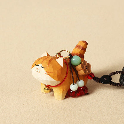 【2個でお得】【置物｜バッグチャーム】 ミニチュア 猫 木製 可愛い 手作り 木彫り 猫グッズ 置物 バッグチャーム 癒し 厄除け オブジェ ストラップ 小さい 玄関 風水 引越し祝い 贈り物 プレゼント 幸運 お守りストラップ 木製雑貨 - RabbPig