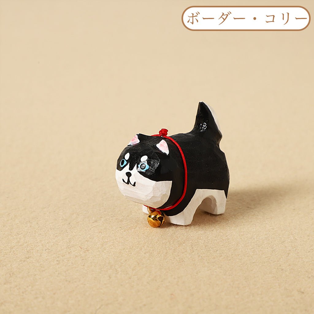 【2個でお得！】【犬の置物｜バッグチャーム】 ミニチュア 可愛い 犬 木彫り ナチュラル 犬グッズ 置物 癒し 厄除け オブジェ ストラップ 小さい 玄関 風水 引越し祝い 贈り物 プレゼント 幸運 お守りストラップ 木製雑貨 - RabbPig