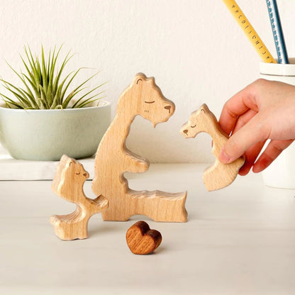 抱き合う親子熊の名入れ木製パズル。 unconditional love（無償の愛）を体现した温かいデザインは、新たな家族の始まりを祝う出産祝いや、家族の絆を改めて実感する結婚記念日に最適な贈り物です。