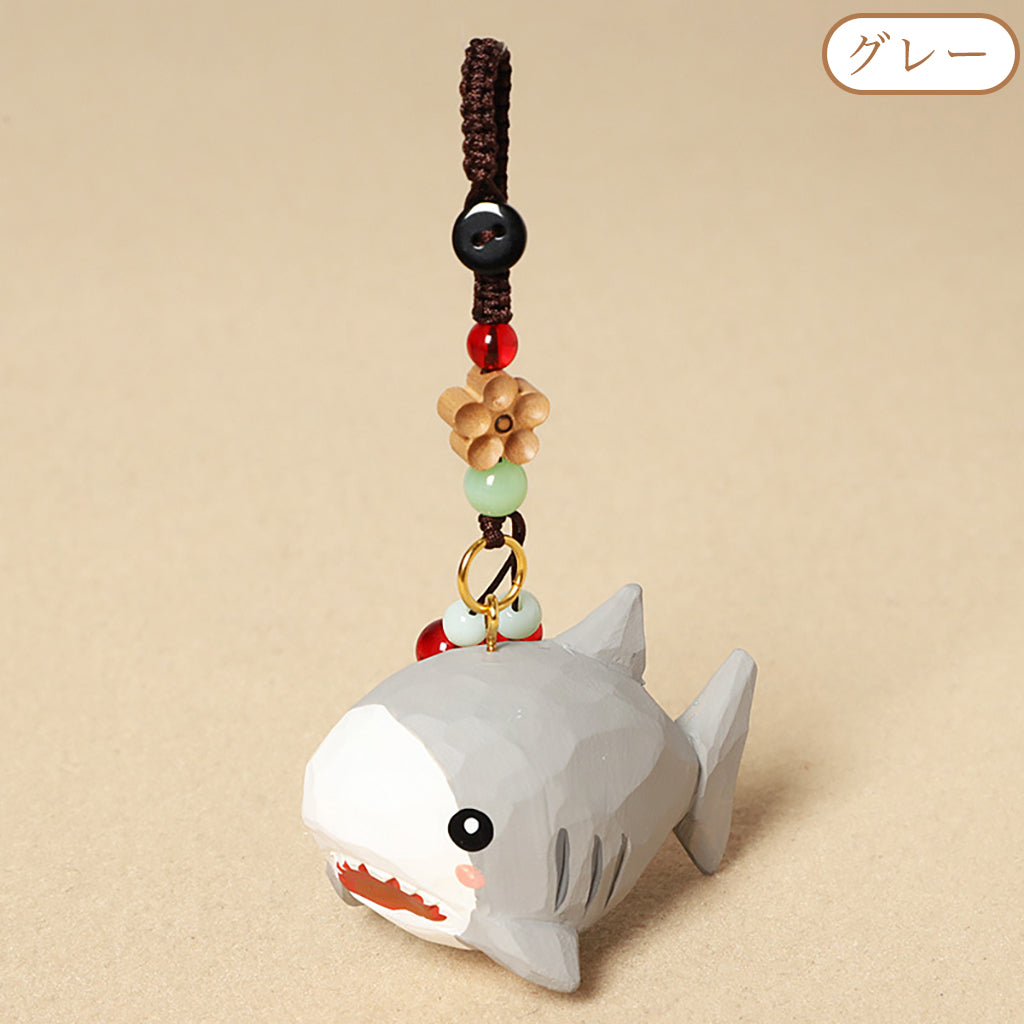 【2個でお得！組み合わせ自由】【サメの置物｜サメのバッグチャーム】 ナチュラル 可愛い 手作り 木彫り 置物 サメグッズ バッグチャーム 癒し 厄除け オブジェ ストラップ 小さい 玄関 風水 引越し祝い 贈り物 プレゼント 幸運 お守りストラップ ミニチュア 木製雑貨