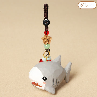 【2個でお得！組み合わせ自由】【サメの置物｜サメのバッグチャーム】 ナチュラル 可愛い 手作り 木彫り 置物 サメグッズ バッグチャーム 癒し 厄除け オブジェ ストラップ 小さい 玄関 風水 引越し祝い 贈り物 プレゼント 幸運 お守りストラップ ミニチュア 木製雑貨