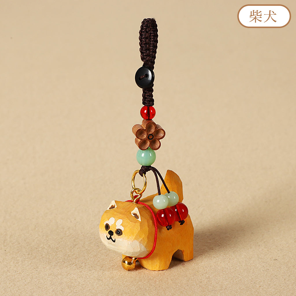 【2個でお得！組み合わせ自由】【犬の置物｜犬のバッグチャーム】 可愛い 手作り 犬 木彫り ナチュラル 犬グッズ 置物 バッグチャーム 癒し 厄除け オブジェ ストラップ 小さい 玄関 風水 引越し祝い 贈り物 プレゼント 幸運 お守りストラップ ミニチュア 木製雑貨