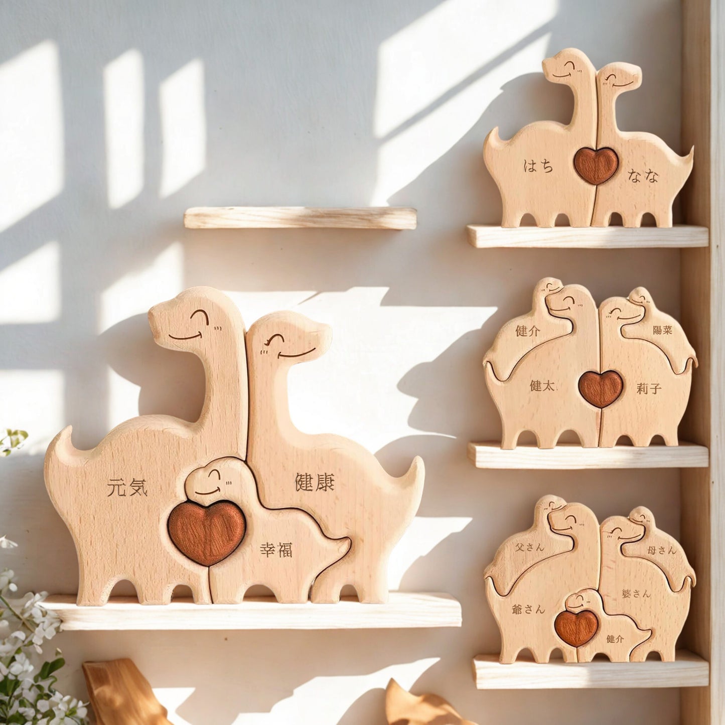 愛らしい恐竜一家の名入れ木製パズル。強大でありながらも、我が子を優しく見守るティラノサウルスの親子の姿は、力強さと温かい家族愛の象徴。新たな命を守り育むことを誓う出産祝いや、強固な家庭の絆を築く結婚祝いのユニークな贈り物に最適です。