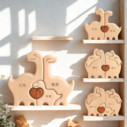 愛らしい恐竜一家の名入れ木製パズル。強大でありながらも、我が子を優しく見守るティラノサウルスの親子の姿は、力強さと温かい家族愛の象徴。新たな命を守り育むことを誓う出産祝いや、強固な家庭の絆を築く結婚祝いのユニークな贈り物に最適です。