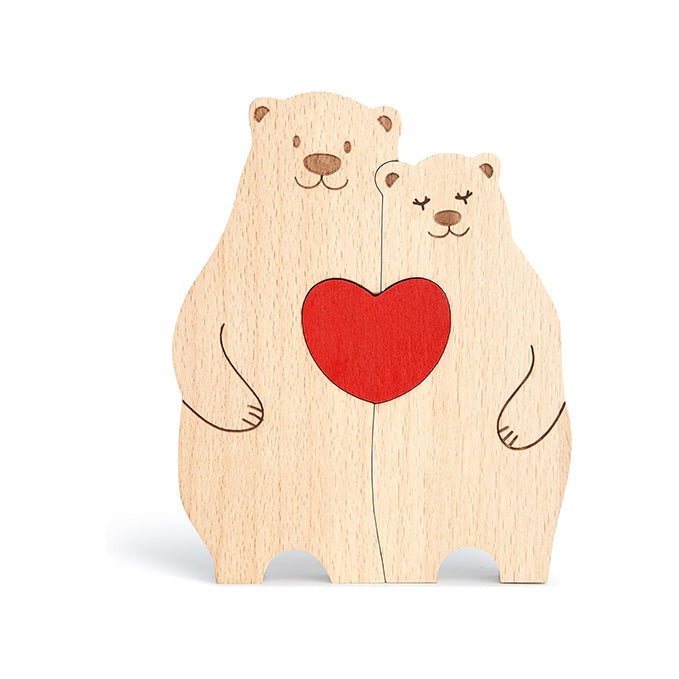 温かいくま家族の名入れ木製パズル。愛らしい熊とそれを見守る熊の親が、幸せな家族のひとときを切り取ったようなほっこりするデザイン。ご家族の絆を祝う出産祝いや、新たな家庭を築く二人への結婚祝いの贈り物にぴったりです。