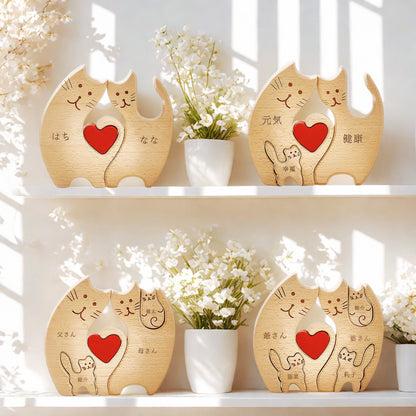 悪戯っ子猫の名入れ木製パズル。いたずらな姿に思わず笑みがこぼれる、愛らしくてちょっぴり茶目っ気たっぷりのデザイン。猫好きの大切な友人への最高の誕生日プレゼントや、毎日に癒やしと笑いを添えるご自宅用のギフトに。
