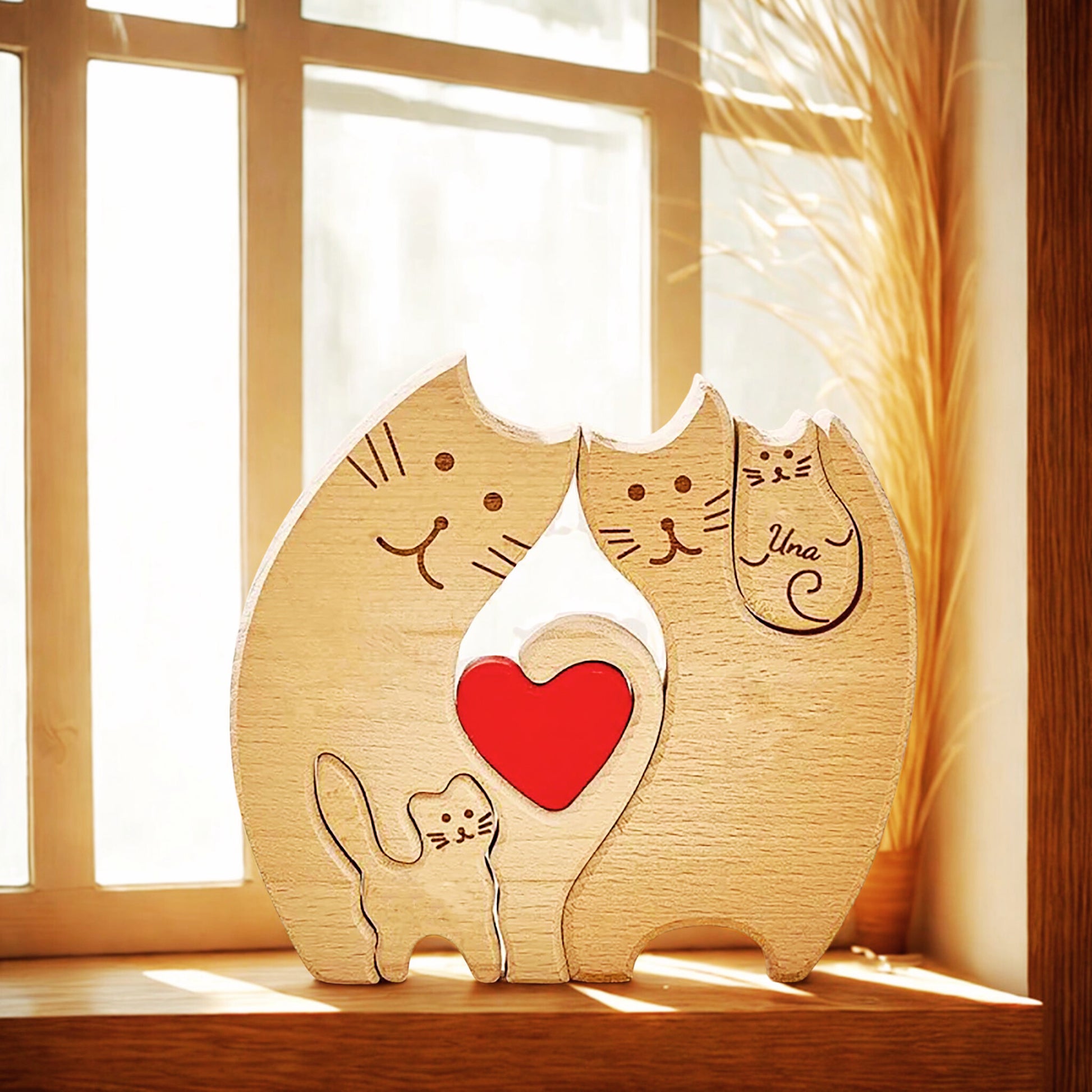 悪戯っ子猫の名入れ木製パズル。いたずらな姿に思わず笑みがこぼれる、愛らしくてちょっぴり茶目っ気たっぷりのデザイン。猫好きの大切な友人への最高の誕生日プレゼントや、毎日に癒やしと笑いを添えるご自宅用のギフトに。