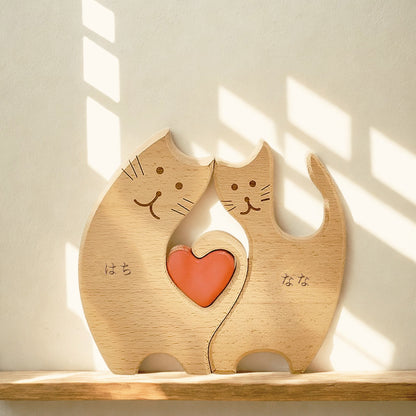 悪戯っ子猫の名入れ木製パズル。いたずらな姿に思わず笑みがこぼれる、愛らしくてちょっぴり茶目っ気たっぷりのデザイン。猫好きの大切な友人への最高の誕生日プレゼントや、毎日に癒やしと笑いを添えるご自宅用のギフトに。