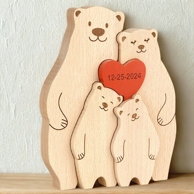 温かいくま家族の名入れ木製パズル。愛らしい熊とそれを見守る熊の親が、幸せな家族のひとときを切り取ったようなほっこりするデザイン。ご家族の絆を祝う出産祝いや、新たな家庭を築く二人への結婚祝いの贈り物にぴったりです。