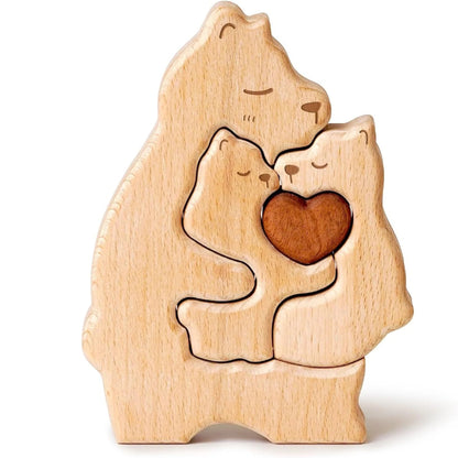 抱き合う親子熊の名入れ木製パズル。 unconditional love（無償の愛）を体现した温かいデザインは、新たな家族の始まりを祝う出産祝いや、家族の絆を改めて実感する結婚記念日に最適な贈り物です。