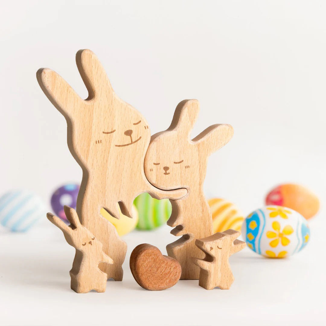 温かいウサギ一家の名入れ木製パズル。愛らしい子ウサギと、それを優しく見守る親ウサギの姿は、家庭の温もりと子孫繁栄の幸せな象徴。新たな家族の絆を祝う出産祝いや、家庭の円満を願う結婚祝いの贈り物に最適です。