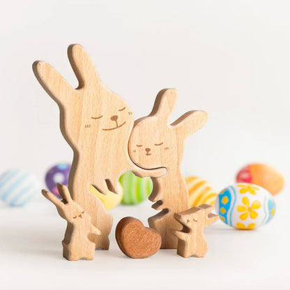 温かいウサギ一家の名入れ木製パズル。愛らしい子ウサギと、それを優しく見守る親ウサギの姿は、家庭の温もりと子孫繁栄の幸せな象徴。新たな家族の絆を祝う出産祝いや、家庭の円満を願う結婚祝いの贈り物に最適です。