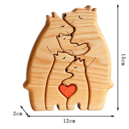 深く抱き合う熊一家の名入れ木製パズル。強くて大きな熊の親が、我が子をしっかりと腕の中に包み込む姿は、世界で一番安全な場所である「家庭」の象徴。何ものにも代えがたい家族の愛と、絶対的な守護の思いを込めた、出産祝いや結婚祝いの贈り物に最適です。