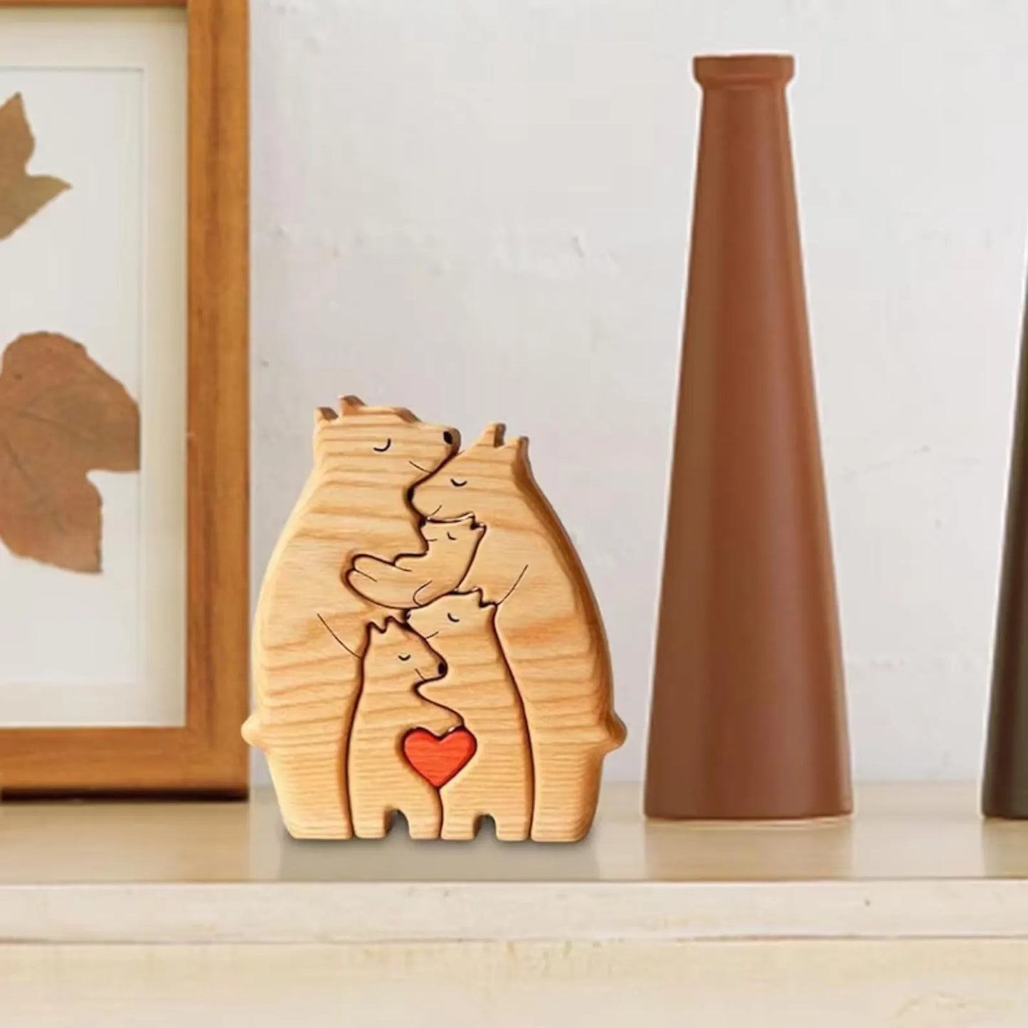 深く抱き合う熊一家の名入れ木製パズル。強くて大きな熊の親が、我が子をしっかりと腕の中に包み込む姿は、世界で一番安全な場所である「家庭」の象徴。何ものにも代えがたい家族の愛と、絶対的な守護の思いを込めた、出産祝いや結婚祝いの贈り物に最適です。