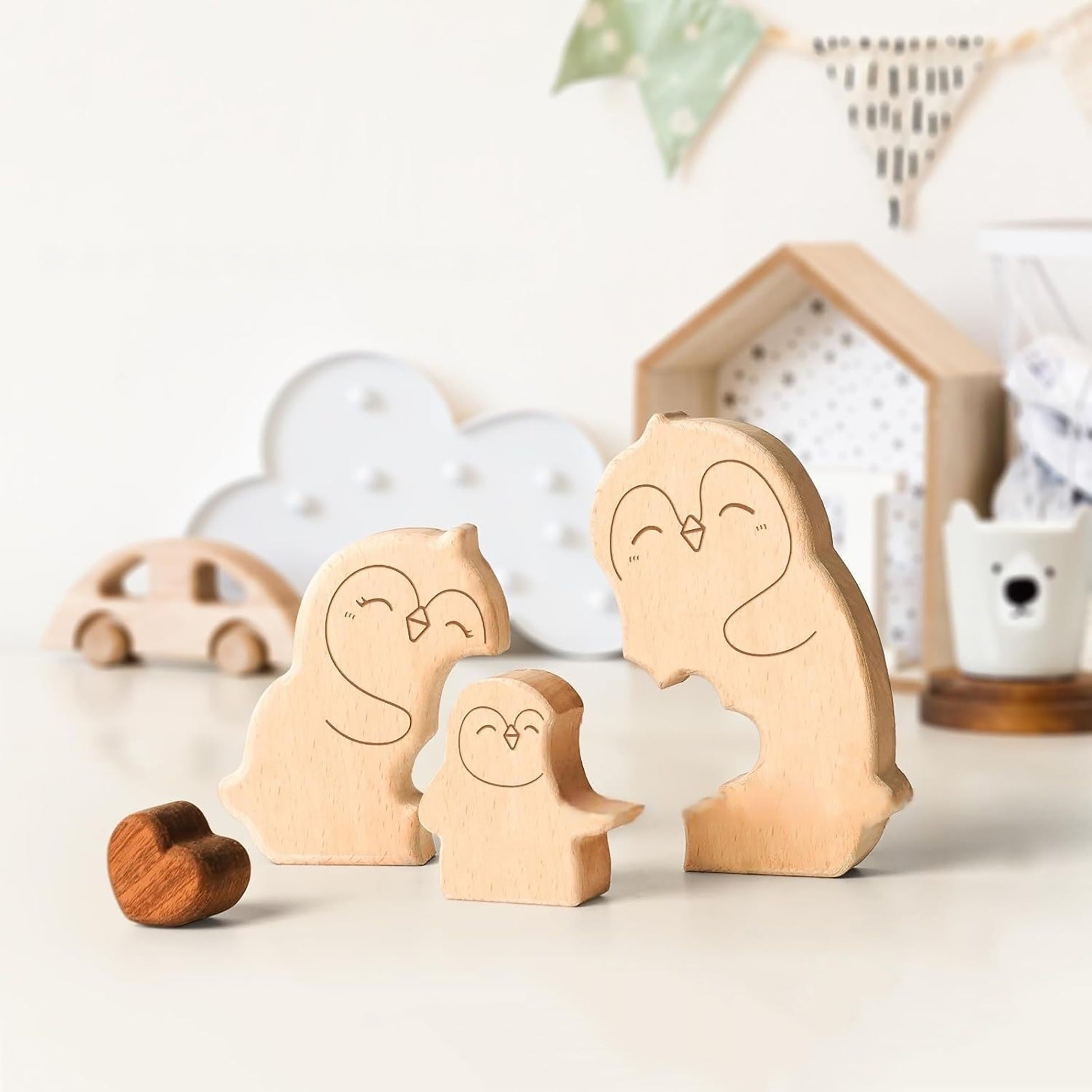 愛らしいペンギン一家の名入れ木製パズル。よちよち歩く姿が愛嬌たっぷりのペンギンは、厳しい環境でも互いに寄り添い、生涯を共にする絆の深さの象徴です。共に人生を歩み始めるご夫婦への結婚祝いや、家族の温かい結束を祝う出産祝いの贈り物に最適です。