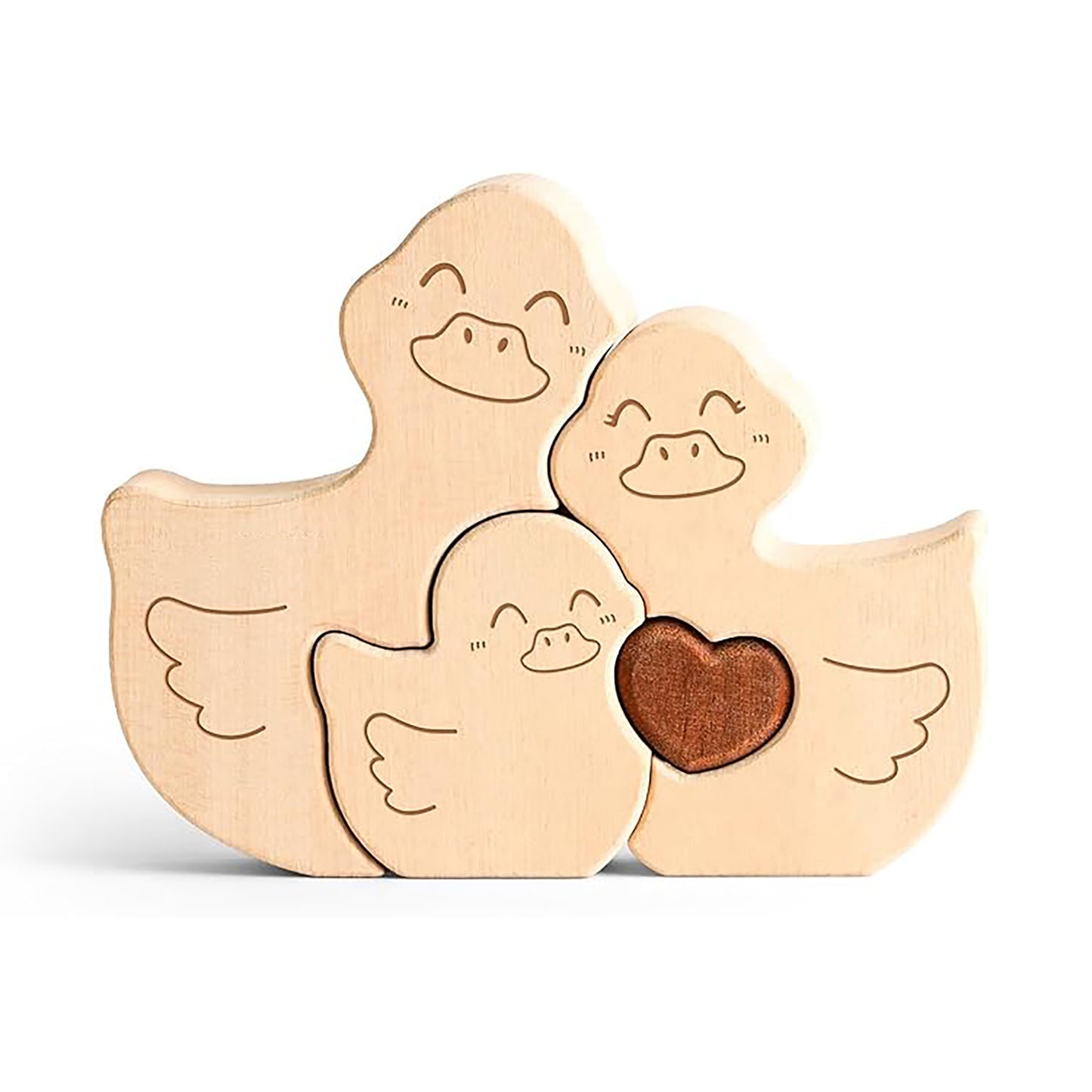 寄り添うアヒルの一家の名入れ木製パズル。静かな水辺で、そっと身を寄せ合い、穏やかな時を過ごす鴨の家族。その心安らぐ姿は、変わらぬ平穏と温かな見守りの象徴。家族のやすらぎと和やかな団らんを願う、出産祝いや新婚家庭の贈り物に最適です。