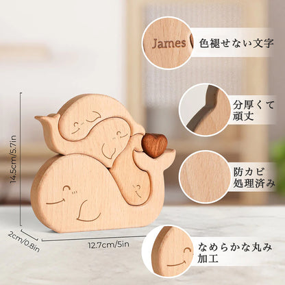 寄り添う鯨の親子の名入れ木製パズル。大海原という広大な世界で、寄り添いながら生きる生命の深い絆と守護をデザインに込めました。新たな生命の誕生を祝う出産祝いや、人生という大海を共に航海する二人への結婚祝いに最適な贈り物です。