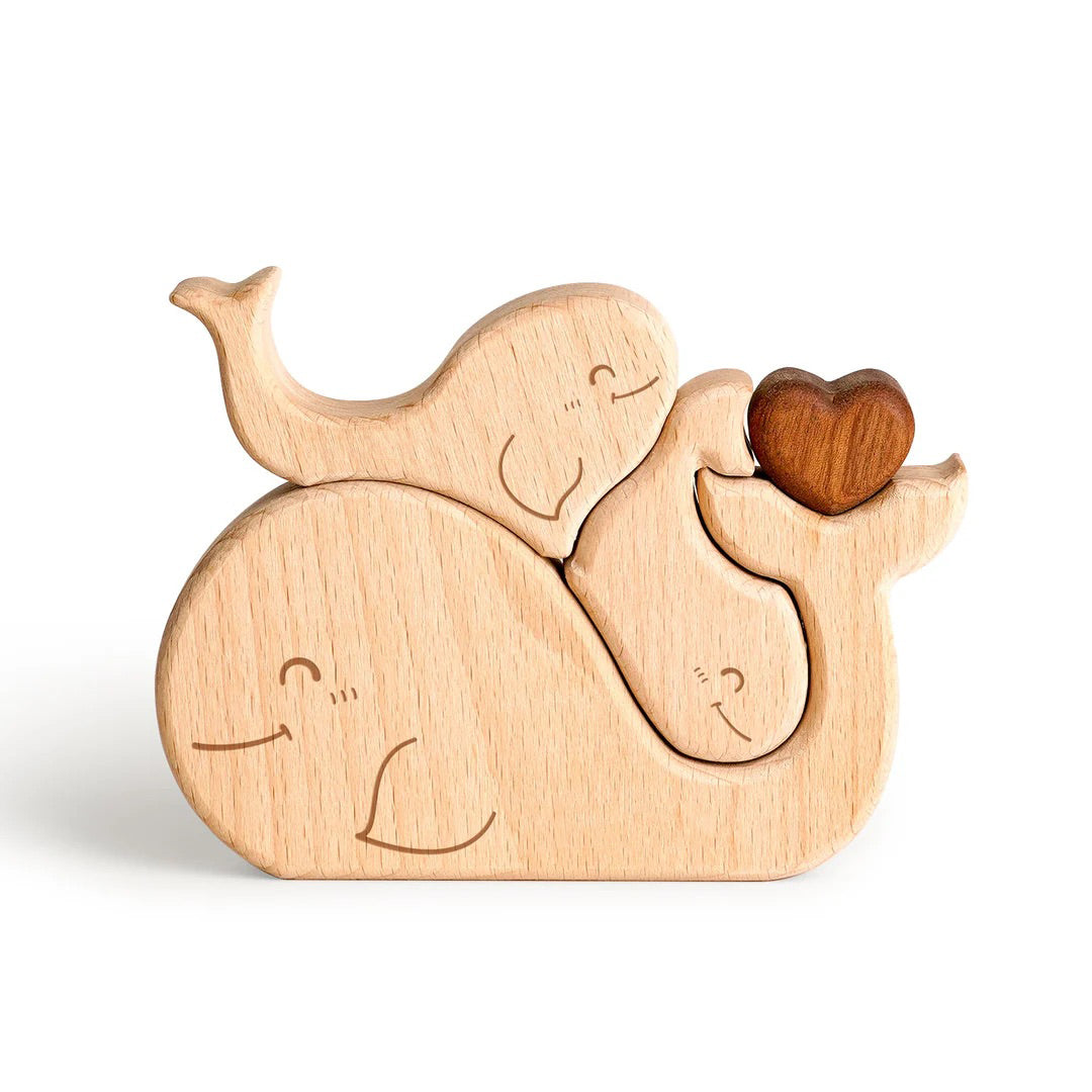寄り添う鯨の親子の名入れ木製パズル。大海原という広大な世界で、寄り添いながら生きる生命の深い絆と守護をデザインに込めました。新たな生命の誕生を祝う出産祝いや、人生という大海を共に航海する二人への結婚祝いに最適な贈り物です。