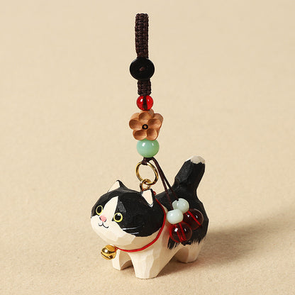 手作りの白黒猫の木製バッグチャーム。シナノキと天然石を使用した、お守りとしても最適な贈り物。