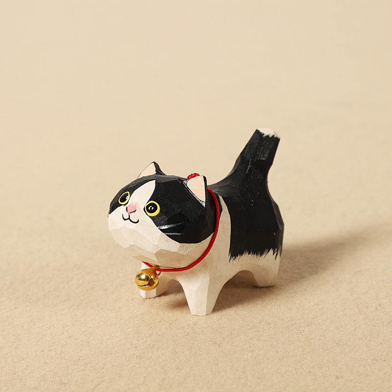 手作りの白黒猫の木製置物。シナノキを使用した、お守りとしても最適な贈り物。