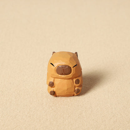 手作りのカピバラの木製置物。天然木材と天然石を使用した、お守りとしても最適な贈り物。