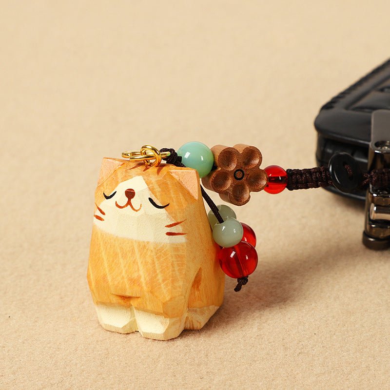【2個でお得！組み合わせ自由】【猫の置物｜猫のバッグチャーム】 ナチュラル 可愛い 手作り 木彫り 猫グッズ 置物 バッグチャーム 癒し 厄除け オブジェ ストラップ 小さい 玄関 風水 引越し祝い 贈り物 プレゼント 幸運 お守りストラップ ミニチュア 木製 雑貨 - RabbPig