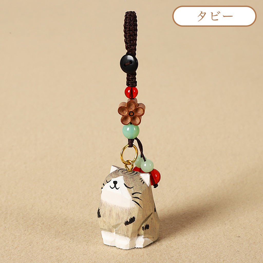 【2個でお得】【猫の置物｜バッグチャーム】 ミニチュア 猫 可愛い 手作り 木彫り 猫グッズ 置物 バッグチャーム 癒し 厄除け オブジェ ストラップ 小さい 玄関 風水 引越し祝い 贈り物 プレゼント 幸運 お守りストラップ 木製 雑貨 - RabbPig
