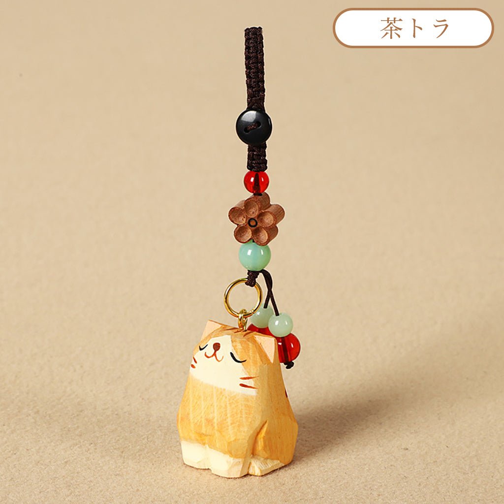 【2個でお得】【猫の置物｜バッグチャーム】 ミニチュア 猫 可愛い 手作り 木彫り 猫グッズ 置物 バッグチャーム 癒し 厄除け オブジェ ストラップ 小さい 玄関 風水 引越し祝い 贈り物 プレゼント 幸運 お守りストラップ 木製 雑貨 - RabbPig