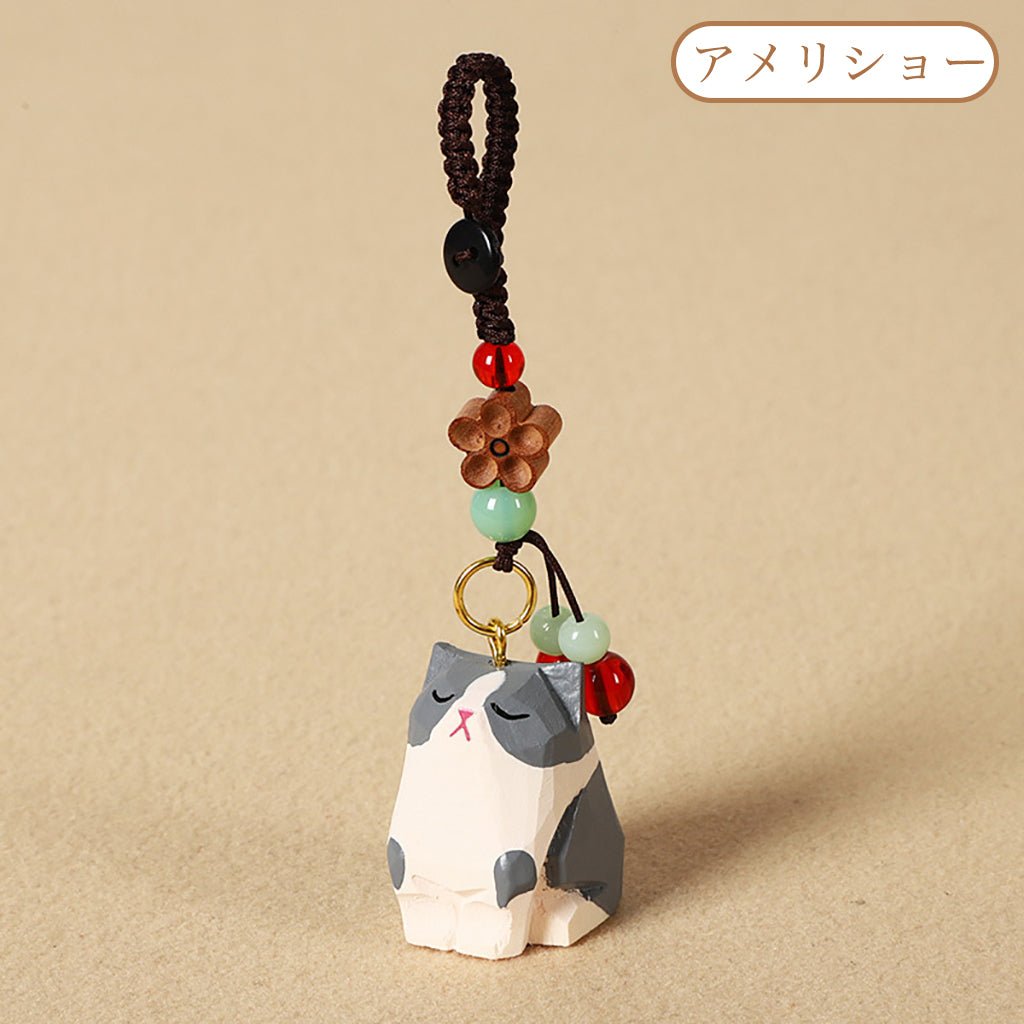 【2個でお得！組み合わせ自由】【猫の置物｜猫のバッグチャーム】 ナチュラル 可愛い 手作り 木彫り 猫グッズ 置物 バッグチャーム 癒し 厄除け オブジェ ストラップ 小さい 玄関 風水 引越し祝い 贈り物 プレゼント 幸運 お守りストラップ ミニチュア 木製 雑貨 - RabbPig