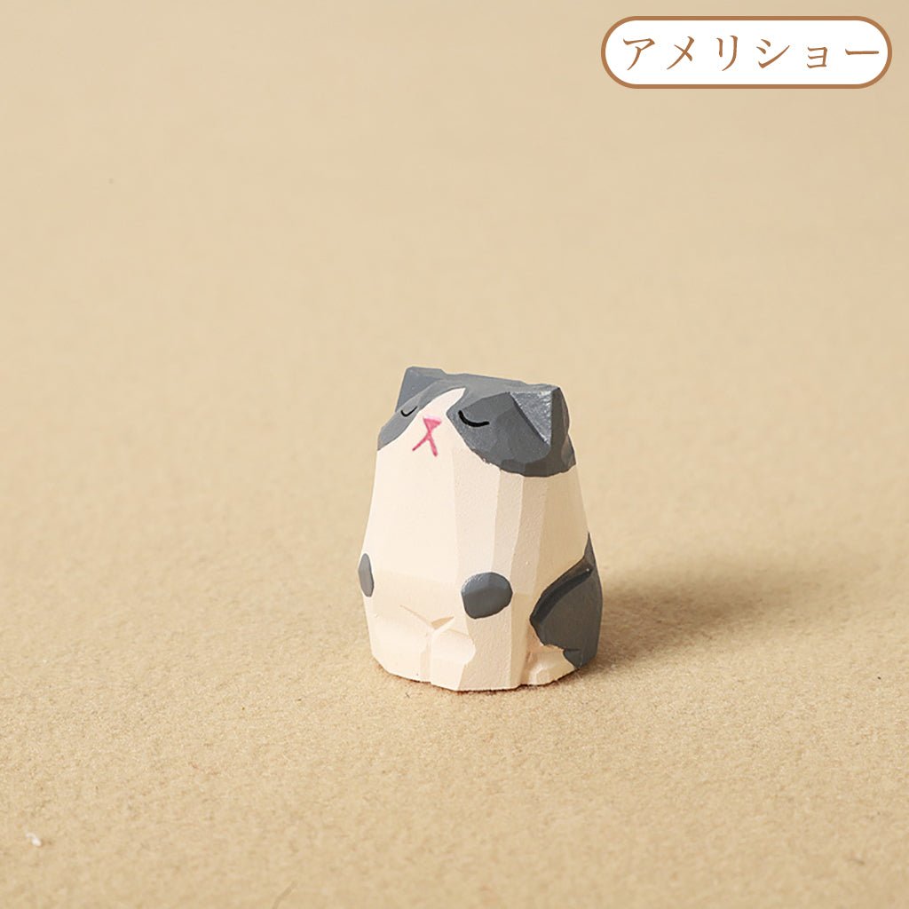 【2個でお得！組み合わせ自由】【猫の置物｜猫のバッグチャーム】 ナチュラル 可愛い 手作り 木彫り 猫グッズ 置物 バッグチャーム 癒し 厄除け オブジェ ストラップ 小さい 玄関 風水 引越し祝い 贈り物 プレゼント 幸運 お守りストラップ ミニチュア 木製 雑貨 - RabbPig