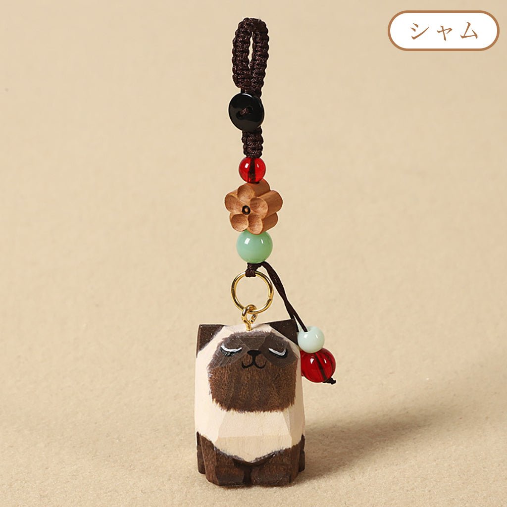 【2個でお得】【猫の置物｜バッグチャーム】 ミニチュア 猫 可愛い 手作り 木彫り 猫グッズ 置物 バッグチャーム 癒し 厄除け オブジェ ストラップ 小さい 玄関 風水 引越し祝い 贈り物 プレゼント 幸運 お守りストラップ 木製 雑貨 - RabbPig