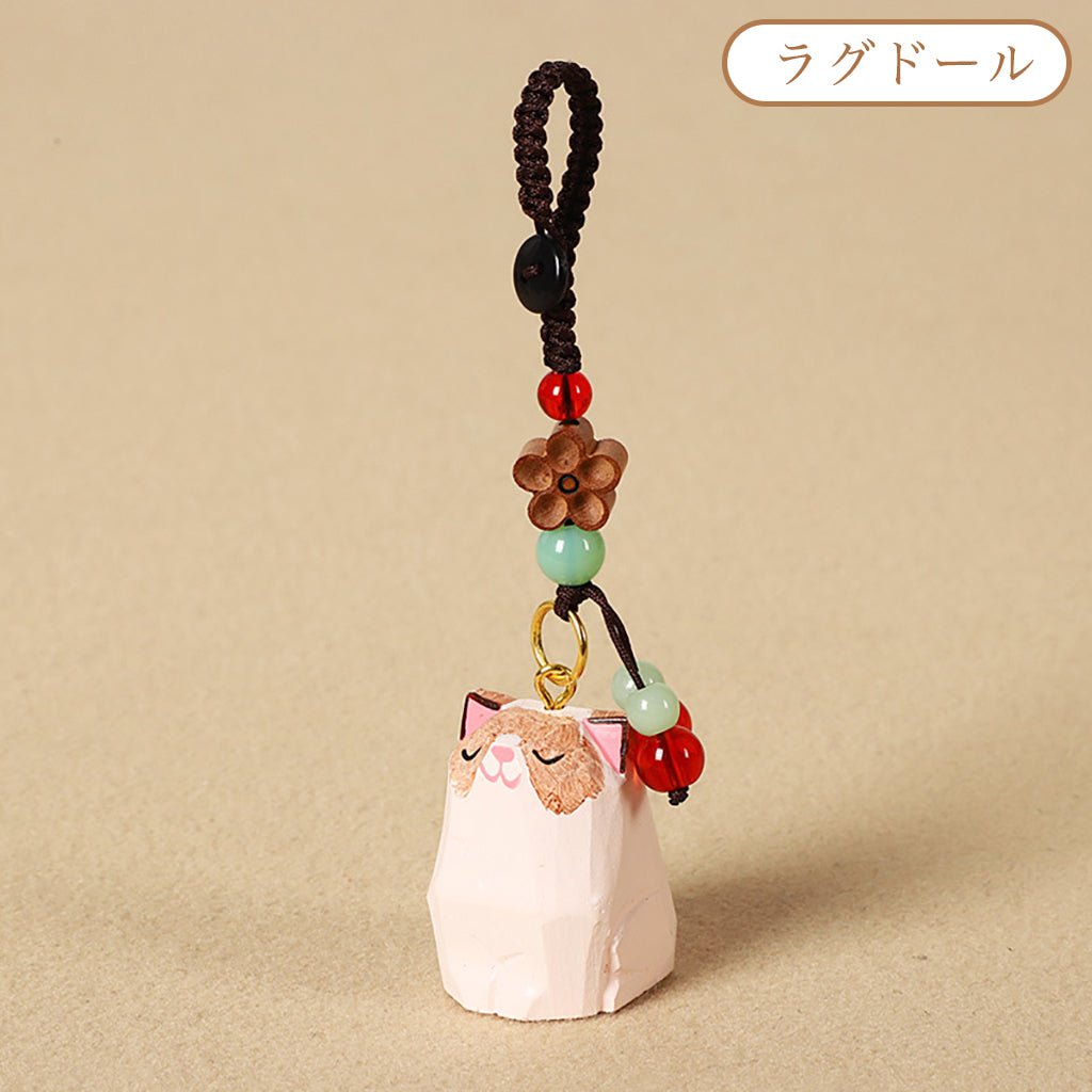 【2個でお得】【猫の置物｜バッグチャーム】 ミニチュア 猫 可愛い 手作り 木彫り 猫グッズ 置物 バッグチャーム 癒し 厄除け オブジェ ストラップ 小さい 玄関 風水 引越し祝い 贈り物 プレゼント 幸運 お守りストラップ 木製 雑貨 - RabbPig