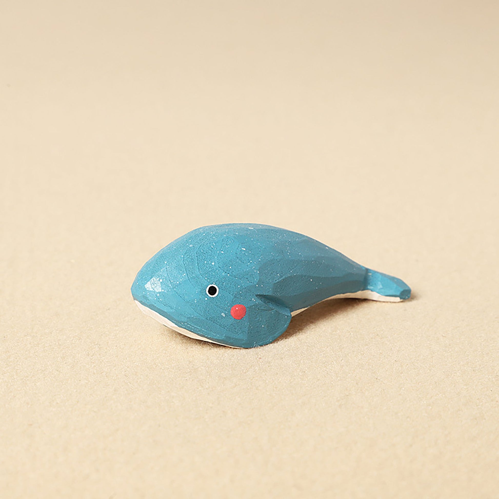 【くじらの置物｜くじらのバッグチャーム】 ナチュラル 可愛い 手作り 木彫り 置物 くじらグッズ バッグチャーム 癒し 厄除け オブジェ ストラップ 小さい 玄関 風水 引越し祝い 贈り物 プレゼント 幸運 お守りストラップ ミニチュア 木製雑貨 - RabbPig