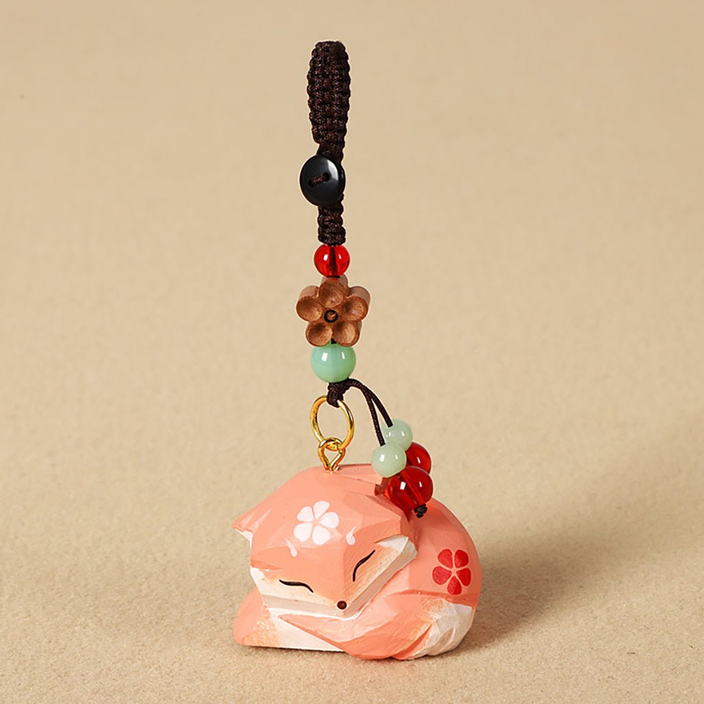 【キツネの置物｜キツネのバッグチャーム】 ナチュラル 可愛い 手作り 木彫り 置物 狐グッズ バッグチャーム 癒し 厄除け オブジェ ストラップ 小さい 玄関 風水 引越し祝い 贈り物 プレゼント 幸運 お守りストラップ ミニチュア 木製雑貨 - RabbPig