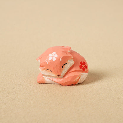 【キツネの置物｜キツネのバッグチャーム】 ナチュラル 可愛い 手作り 木彫り 置物 狐グッズ バッグチャーム 癒し 厄除け オブジェ ストラップ 小さい 玄関 風水 引越し祝い 贈り物 プレゼント 幸運 お守りストラップ ミニチュア 木製雑貨 - RabbPig