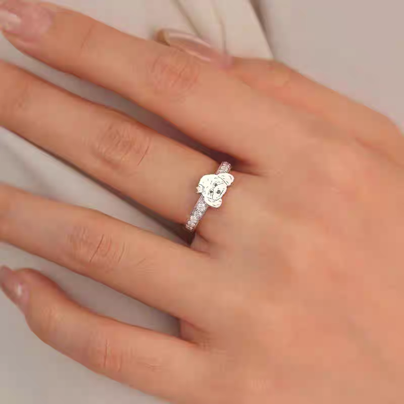 家族の一員だった愛犬・愛猫の画像をオーダーメイド刻印するメモリアルリング。温もりを感じる仕上げで、ずっと側にいるような安心感を。