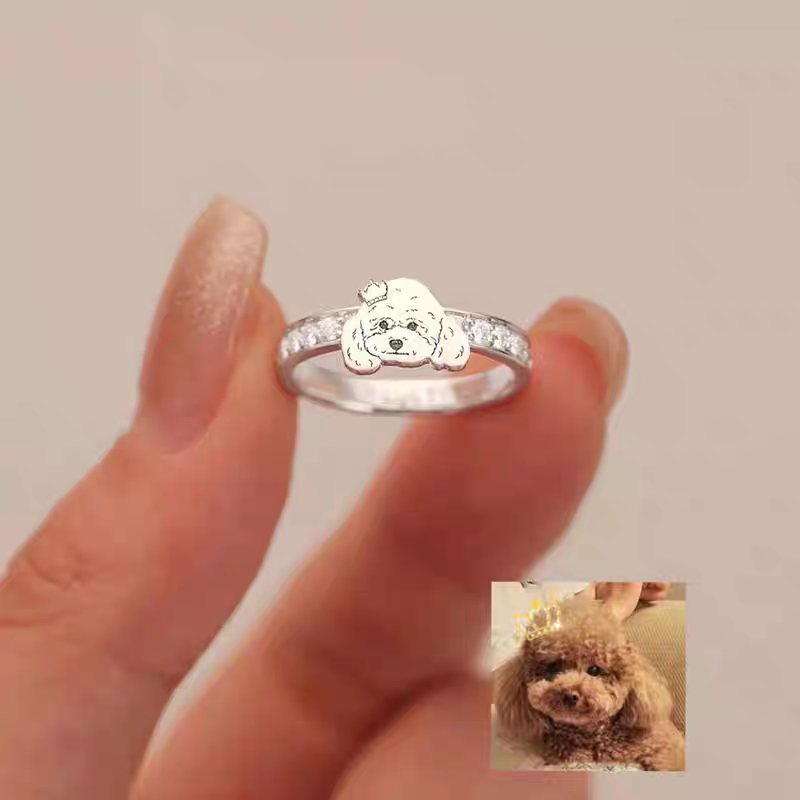 家族の一員だった愛犬・愛猫の画像をオーダーメイド刻印するメモリアルリング。温もりを感じる仕上げで、ずっと側にいるような安心感を。
