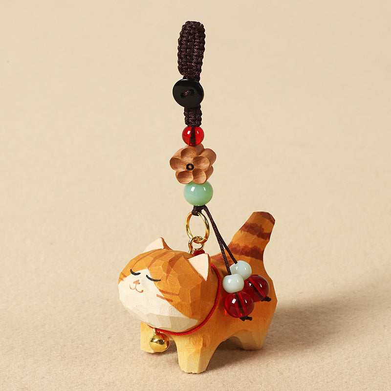 手作りの茶トラ猫の木製バッグチャーム。シナノキと天然石を使用した、お守りとしても最適な贈り物。