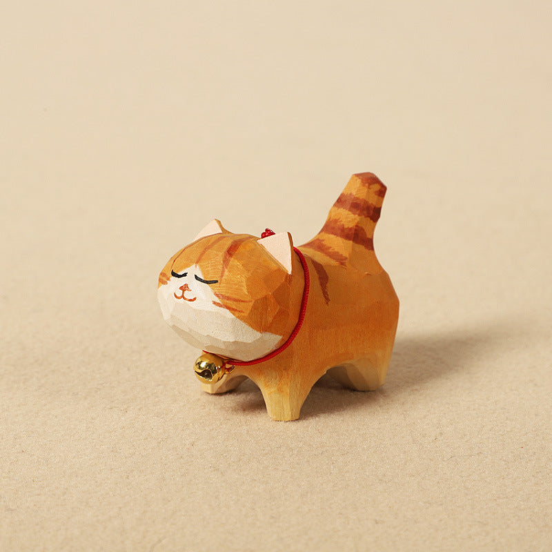 手作りの茶トラ猫の木製置物。シナノキを使用した、お守りとしても最適な贈り物。